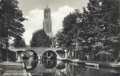 1790 Gezicht op de Oudegracht Tolsteegzijde te Utrecht met op de achtergrond de Hamburgerbrug en de Domtoren.